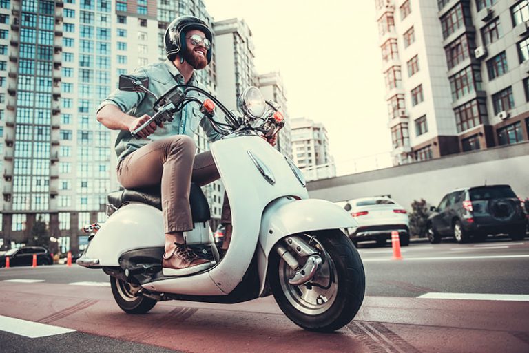 Hombre viajando en moto