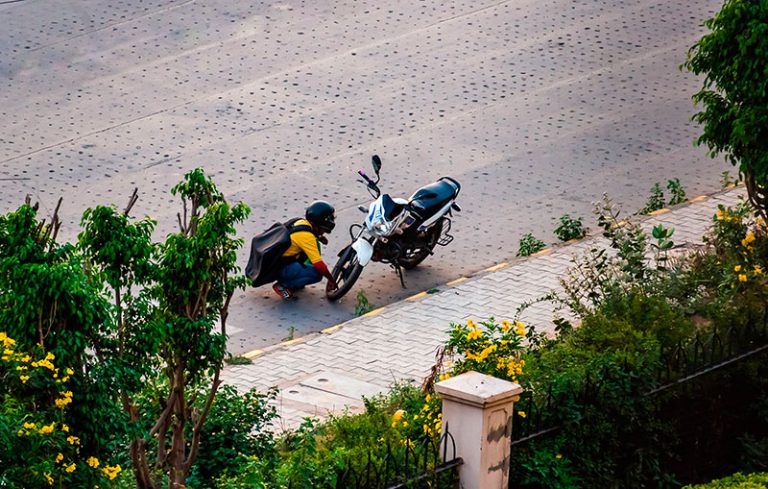 Hombre analizando posible falla en su moto