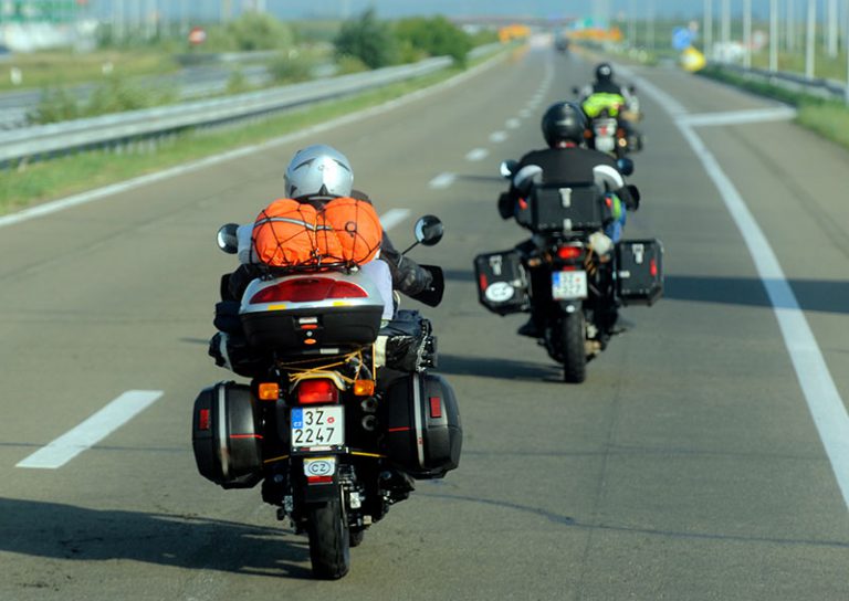 Motos viajando por carretera