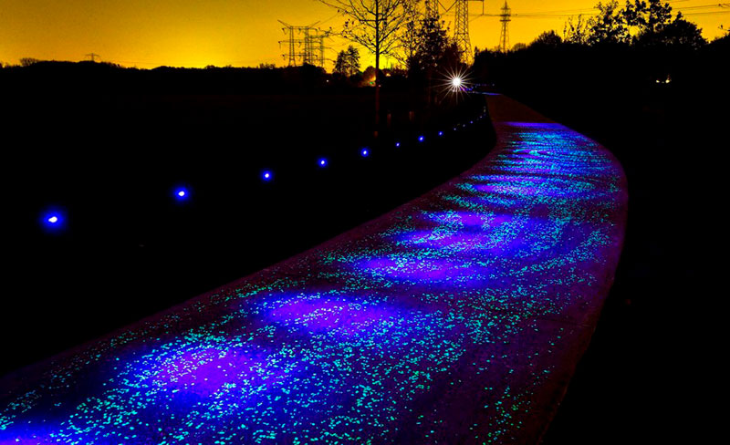 Ciclorruta hecha con miles de piedras LED