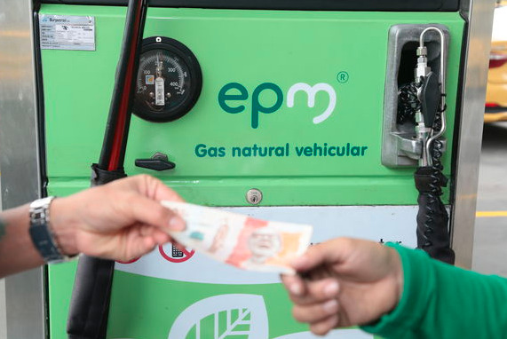 Imagen con persona pagando en estación de gas natural vehicular