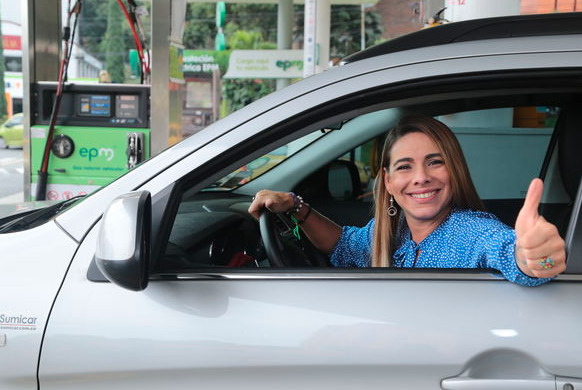 Imagen con persona en automóvil en estación de gas natural vehicular
