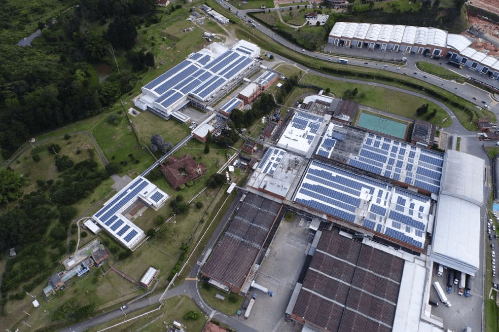 Paneles solares instalados en los techos de algunas empresas