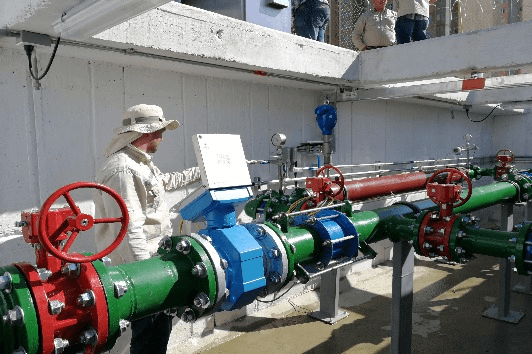 Trabajador revisando tuberías de agua potable