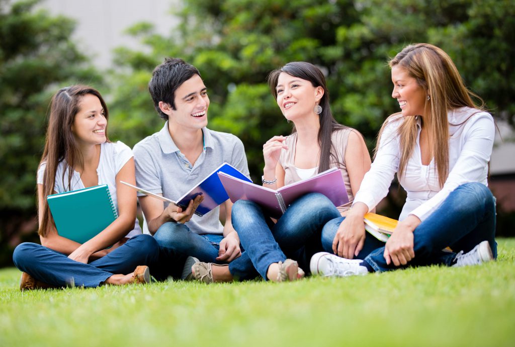Amigos estudiando al aire libre
