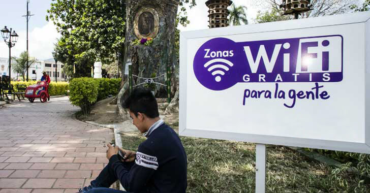 Persona en zona wifi gratis de un parque