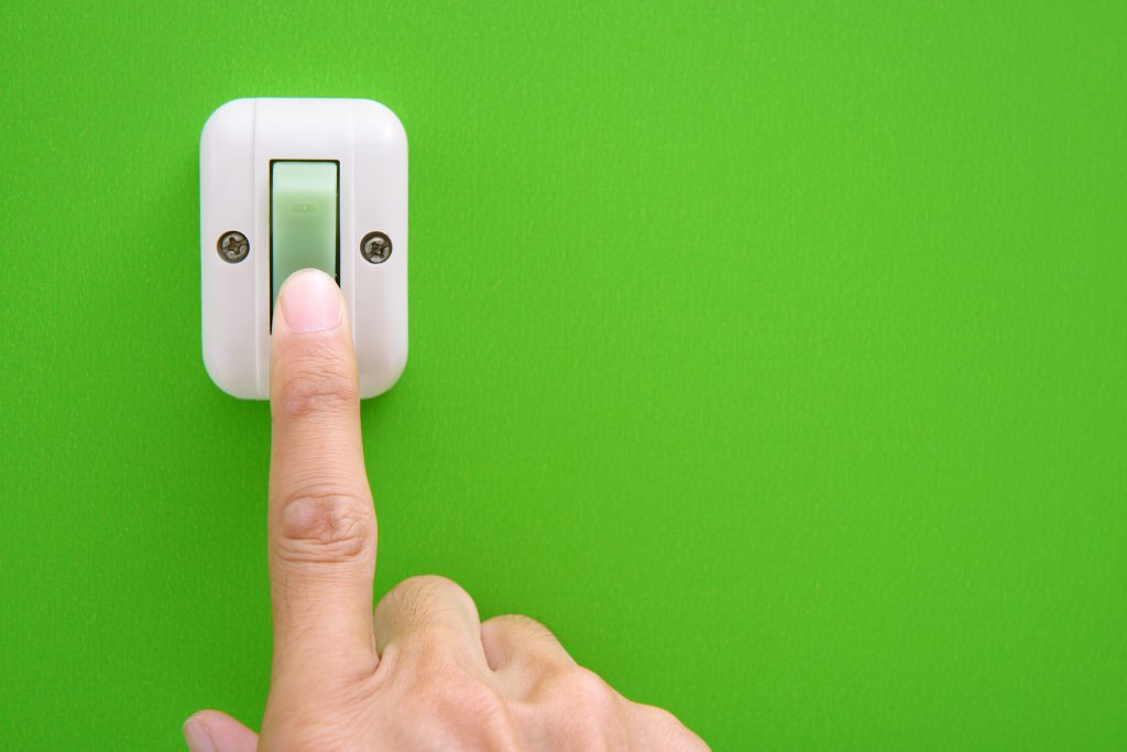 Mano apagando la luz
