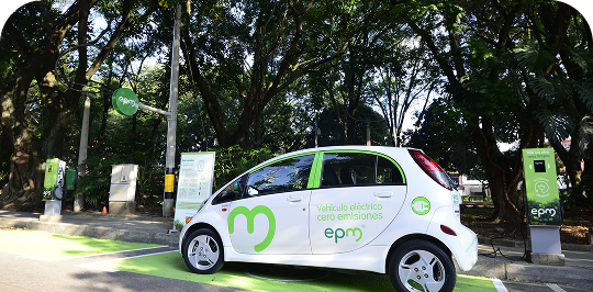 Vehículo eléctrico de EPM conectado a estación de carga, promoviendo la movilidad sostenible y cero emisiones.