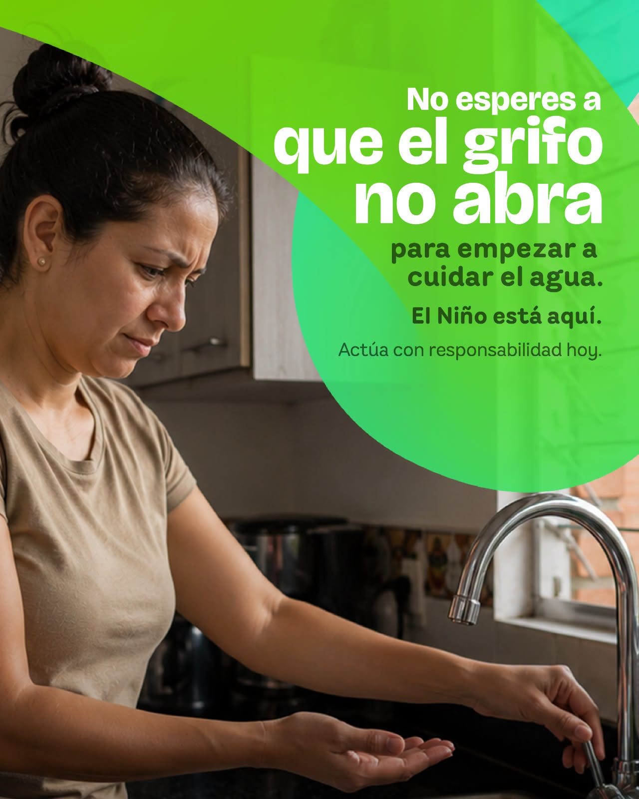 Mujer abriendo grifo del agua, "No esperes que el grifo no abra, empieza a cuidar el agua"