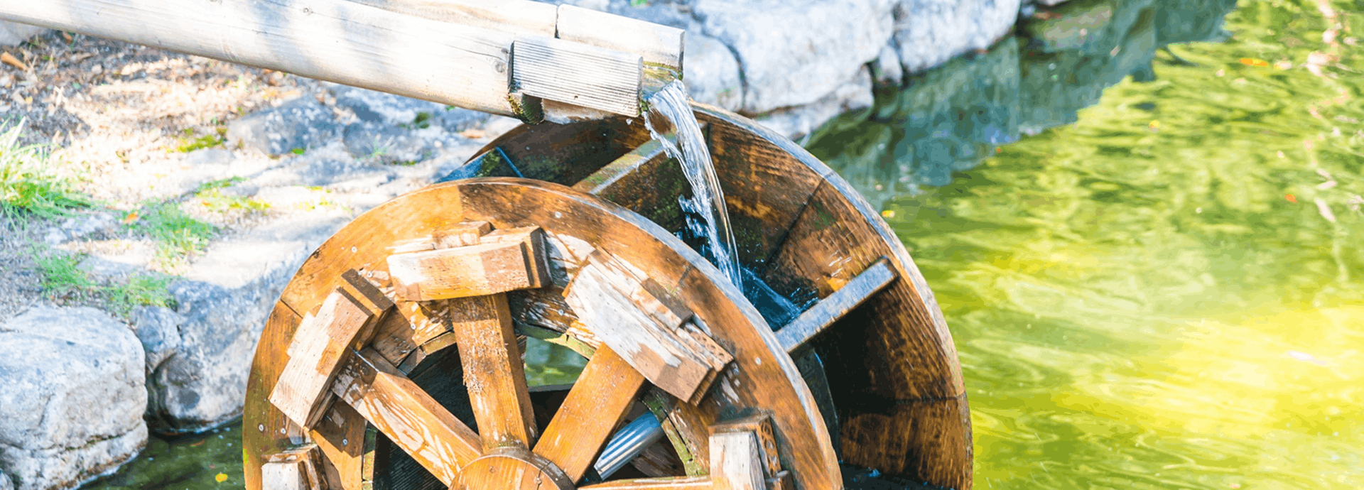 Rueda hidráulica de madera movida por el agua, ejemplo de energía mecánica
