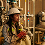 Trabajadora inspecciona equipos industriales en una planta de EPM