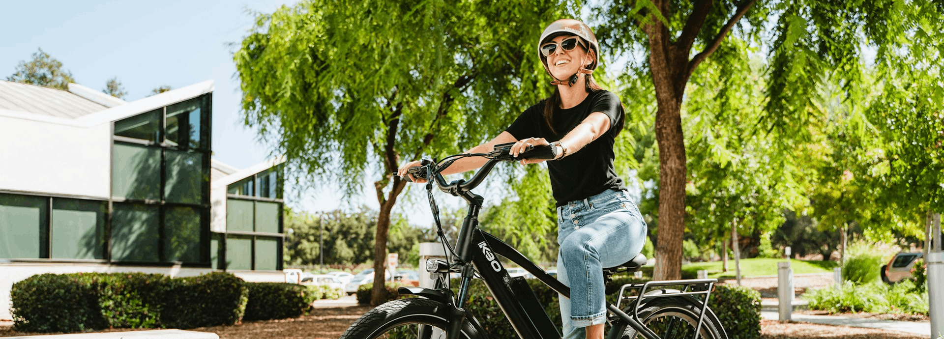 Mujer usando moto eléctrica