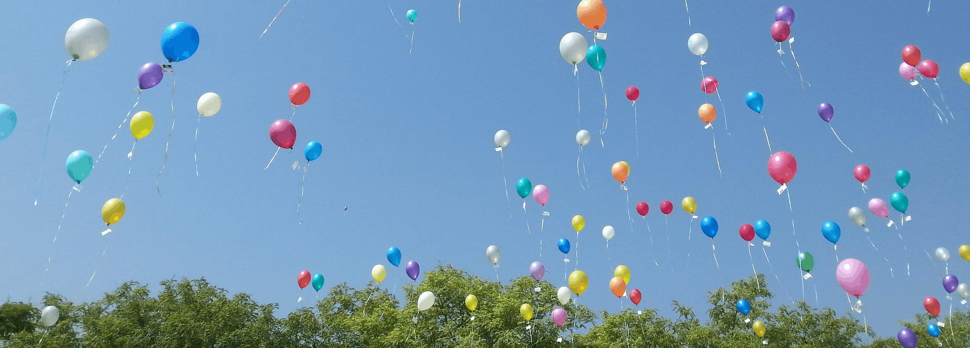 Globos de fiesta flotando en el cielo