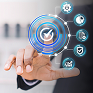 Persona interactúa con interfaz digital de verificación y control, representando gestión, cumplimiento y transparencia.