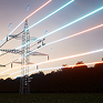 Torre de alta tensión al atardecer con líneas de energía brillantes que simulan flujos eléctricos de colores