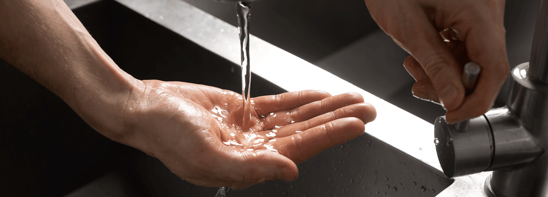 Mano bajo un grifo de agua